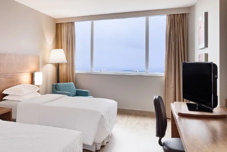Reserve com a melhor tarifa e hospede-se no Sheraton Vitória Hotel | Marriott Bonvoy. Suítes com internet de alta velocidade e escrivaninha de trabalho