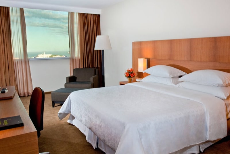 Reserve com a melhor tarifa e hospede-se no Sheraton Vitória Hotel | Marriott Bonvoy. Suítes com internet de alta velocidade e escrivaninha de trabalho