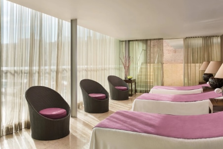 Reserve com a melhor tarifa e hospede-se no Sheraton Lisboa Hotel Spa. Suítes com internet de alta velocidade e escrivaninha de trabalho