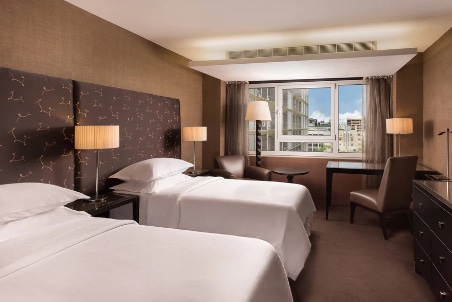 Reserve com a melhor tarifa e hospede-se no Sheraton Lisboa Hotel Spa. Suítes com internet de alta velocidade e escrivaninha de trabalho